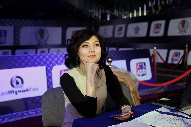 Ол желіде құрбысының аузына қатты зейін қояды