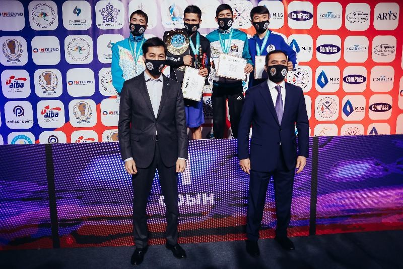 Жас жігіт жігіттің иісін сорып алады