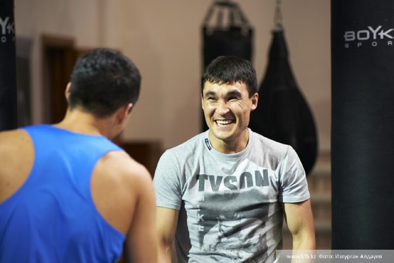 Анасы оның бетіне сперманы алады