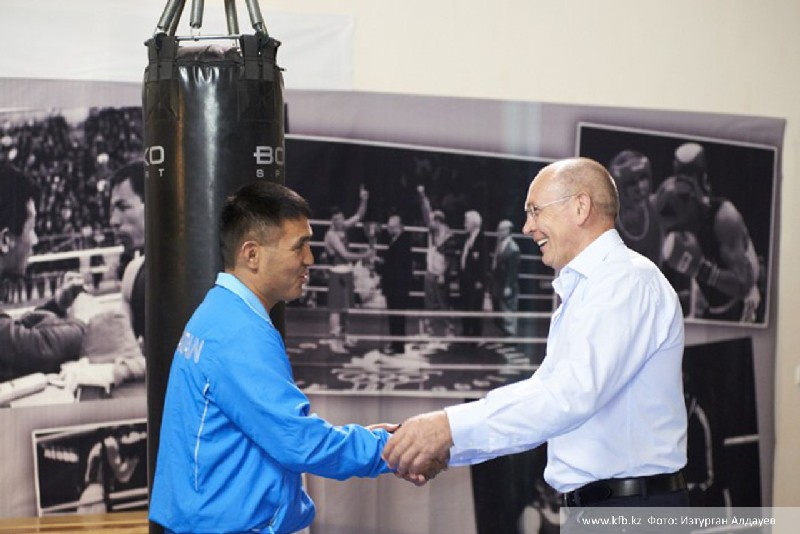 Шұлықтағы қисық әйелмен жыныстық қатынас